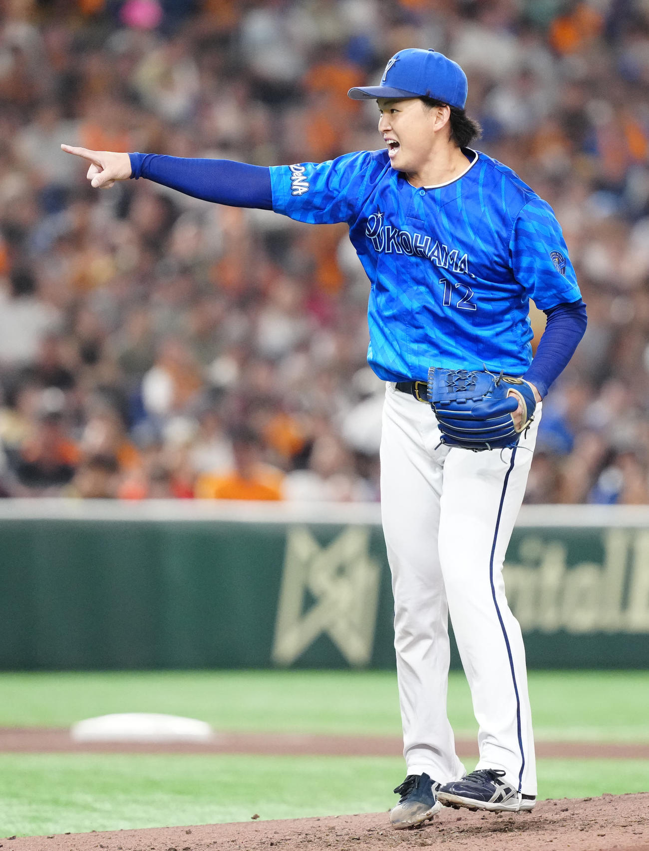 巨人対DeNA 5回裏巨人1死、空振り三振を奪った岸田のスイングをアピールする竹田（撮影・江口和貴）