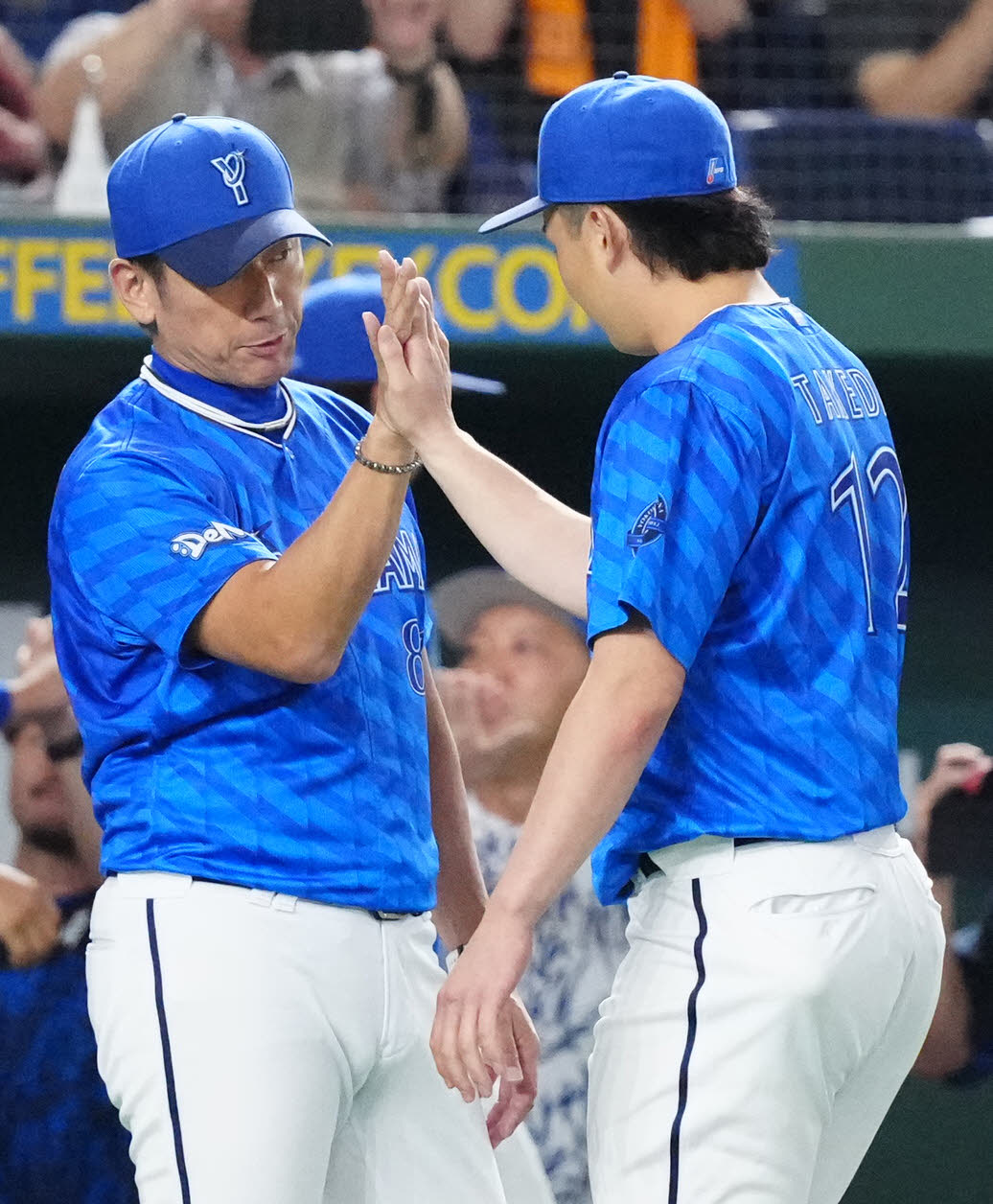 巨人対DeNA　試合後、DeNA竹田（右）とタッチを交わす三浦監督（撮影・江口和貴）