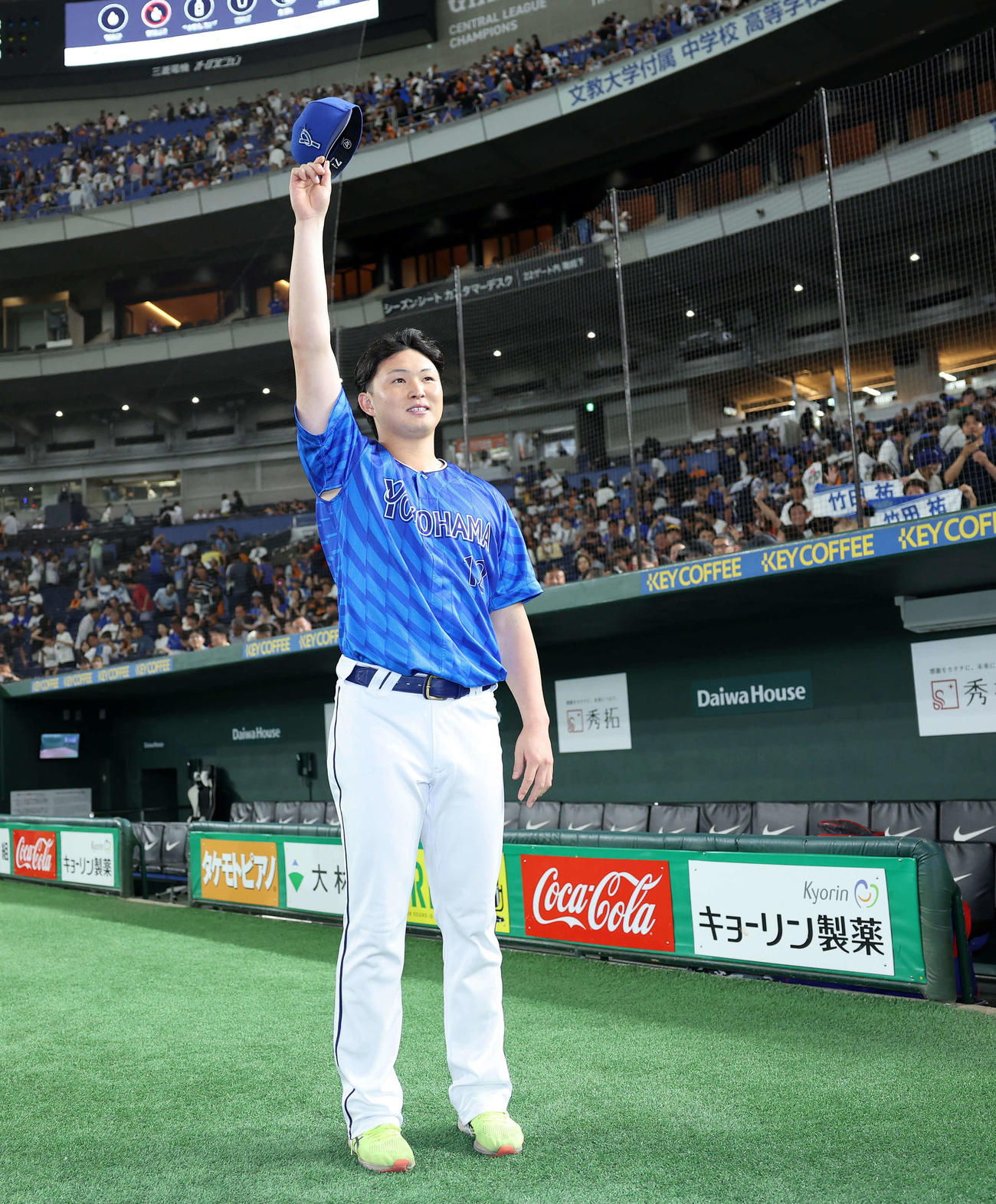 巨人対DeNA　勝利しファンに手を振るDeNA竹田（撮影・鈴木正人）