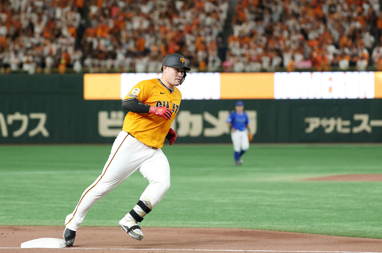 巨人対DeNA 5回裏巨人2死、リチャードは左中間ソロ本塁打を放つ（撮影・鈴木正人）
