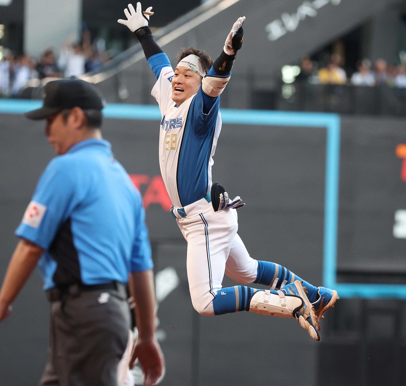 日本ハム対ソフトバンク　10回裏日本ハム1死満塁、サヨナラ打を放ち飛び上がって喜ぶ奈良間（撮影・黒川智章）