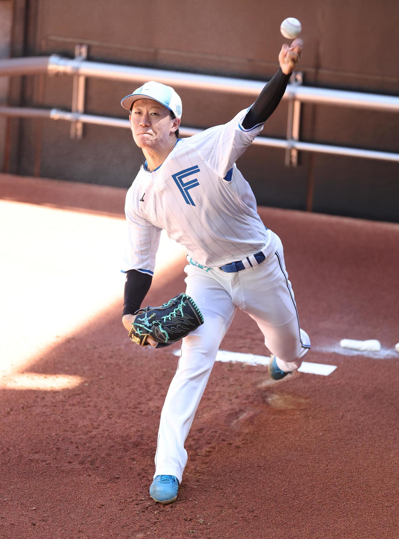 日本ハム対ソフトバンク　ブルペンで投球する矢沢（撮影・黒川智章）