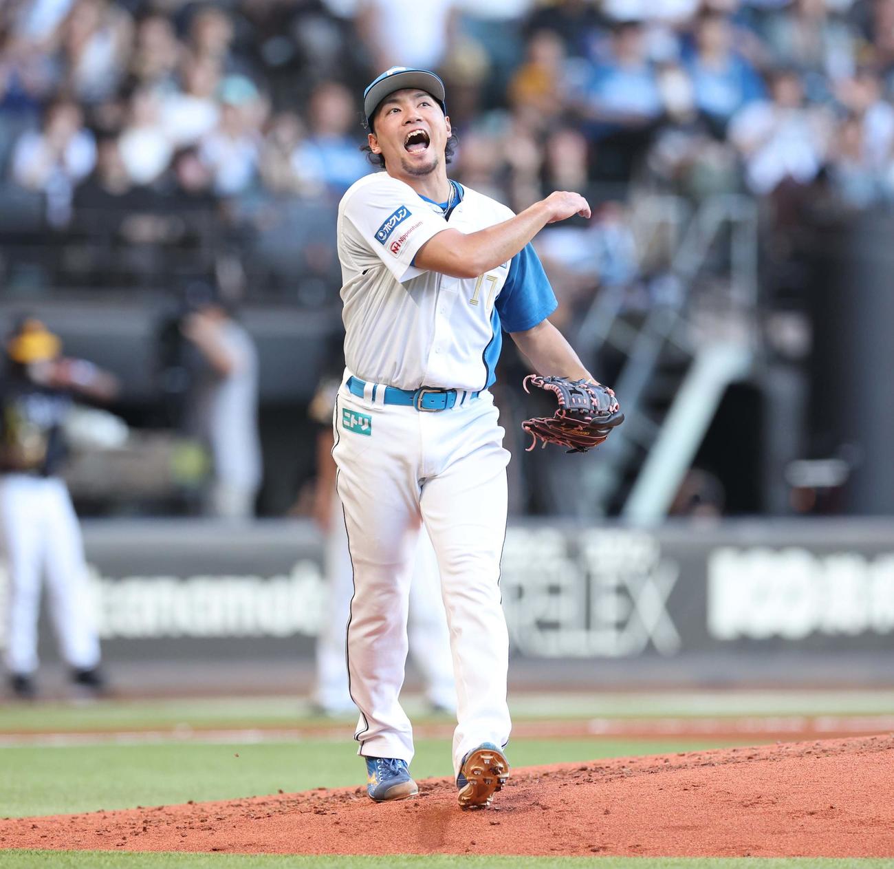 日本ハム対ソフトバンク　5回表ソフトバンク2死、周東を三振にとり叫ぶ伊藤（撮影・黒川智章）