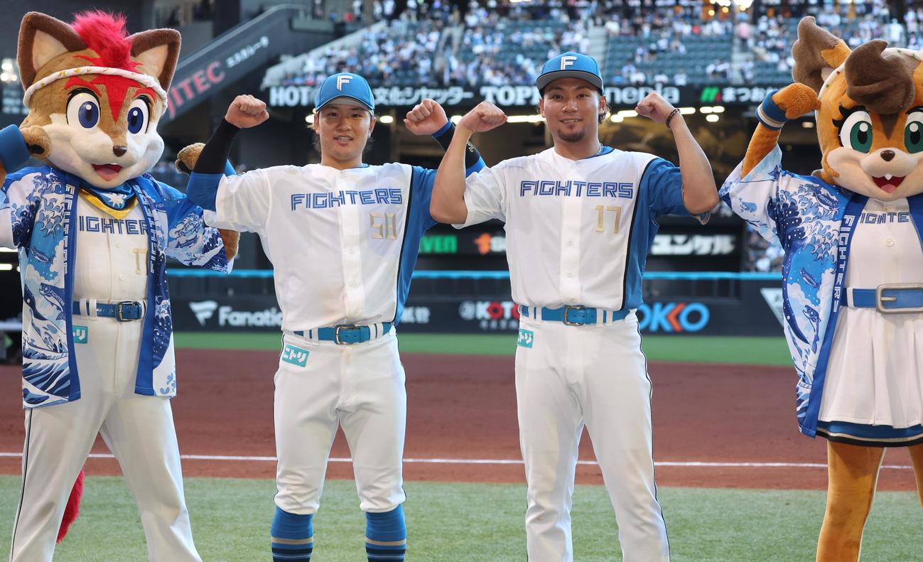 日本ハム対ソフトバンク　試合後、ガッツポーズの奈良間（左）と伊藤（撮影・黒川智章）
