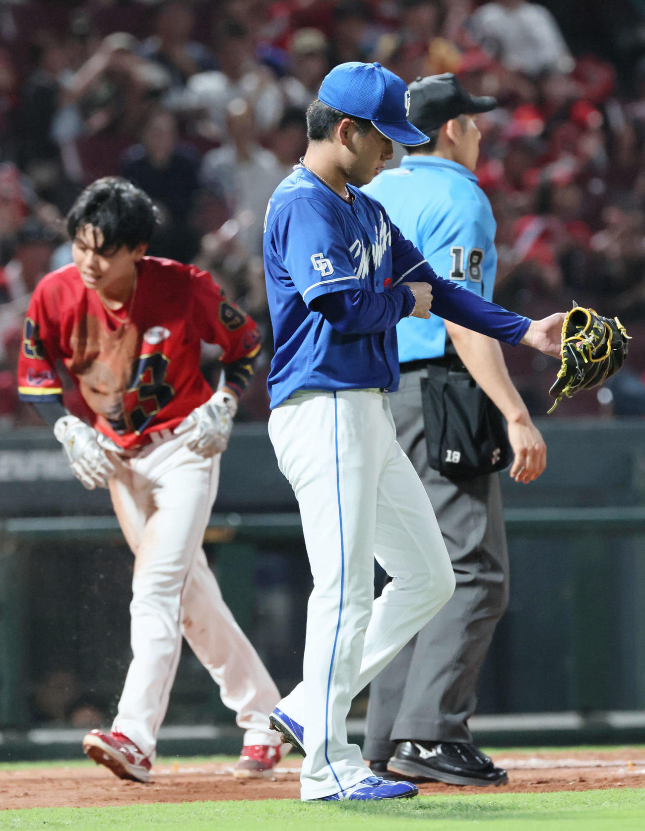 モンテロに左2点適時二塁打を浴びた金丸。左は生還した前川（撮影・加藤孝規）