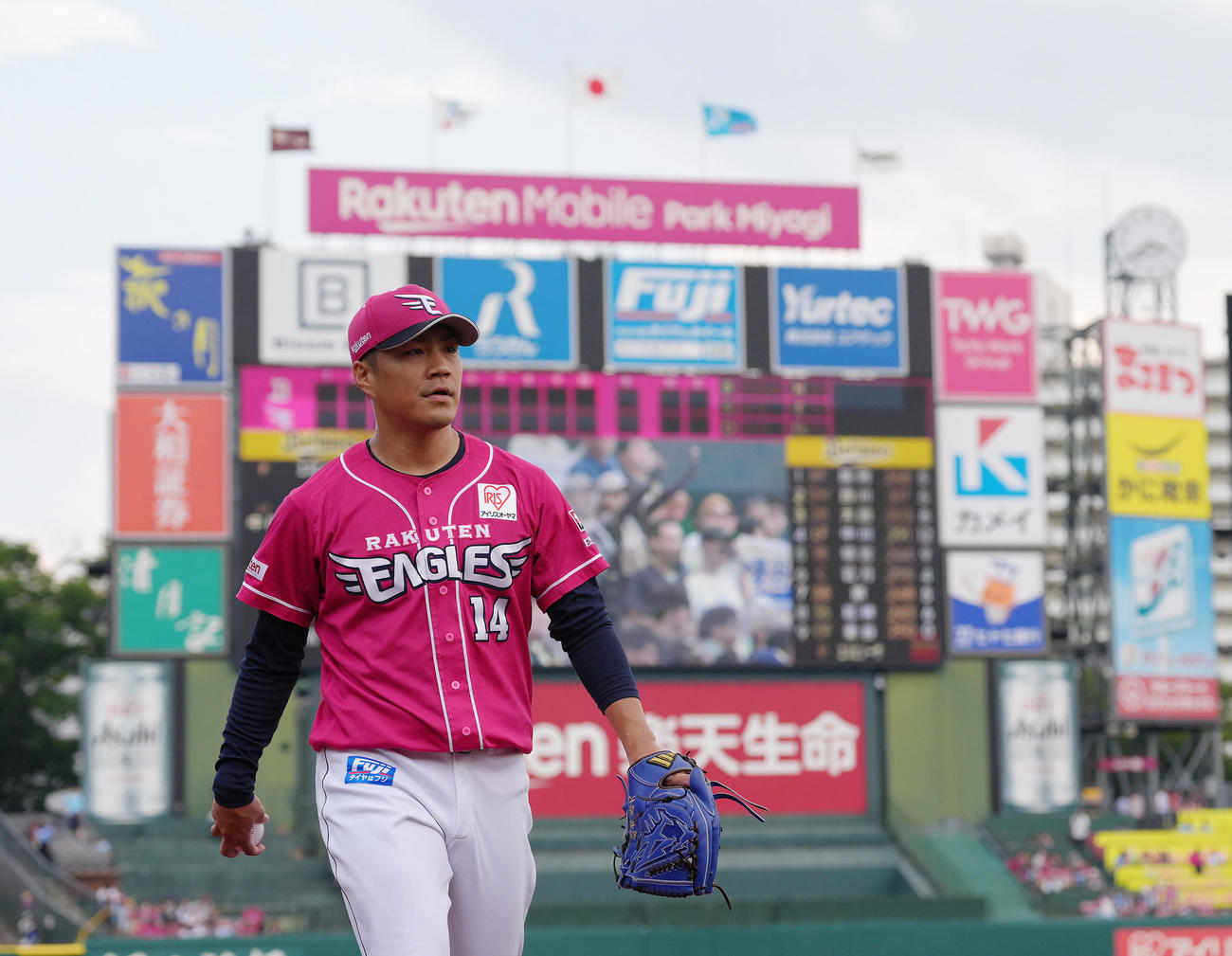 楽天対オリックス　684日ぶりの先発マウンドへ準備を進める楽天則本（撮影・足立雅史）