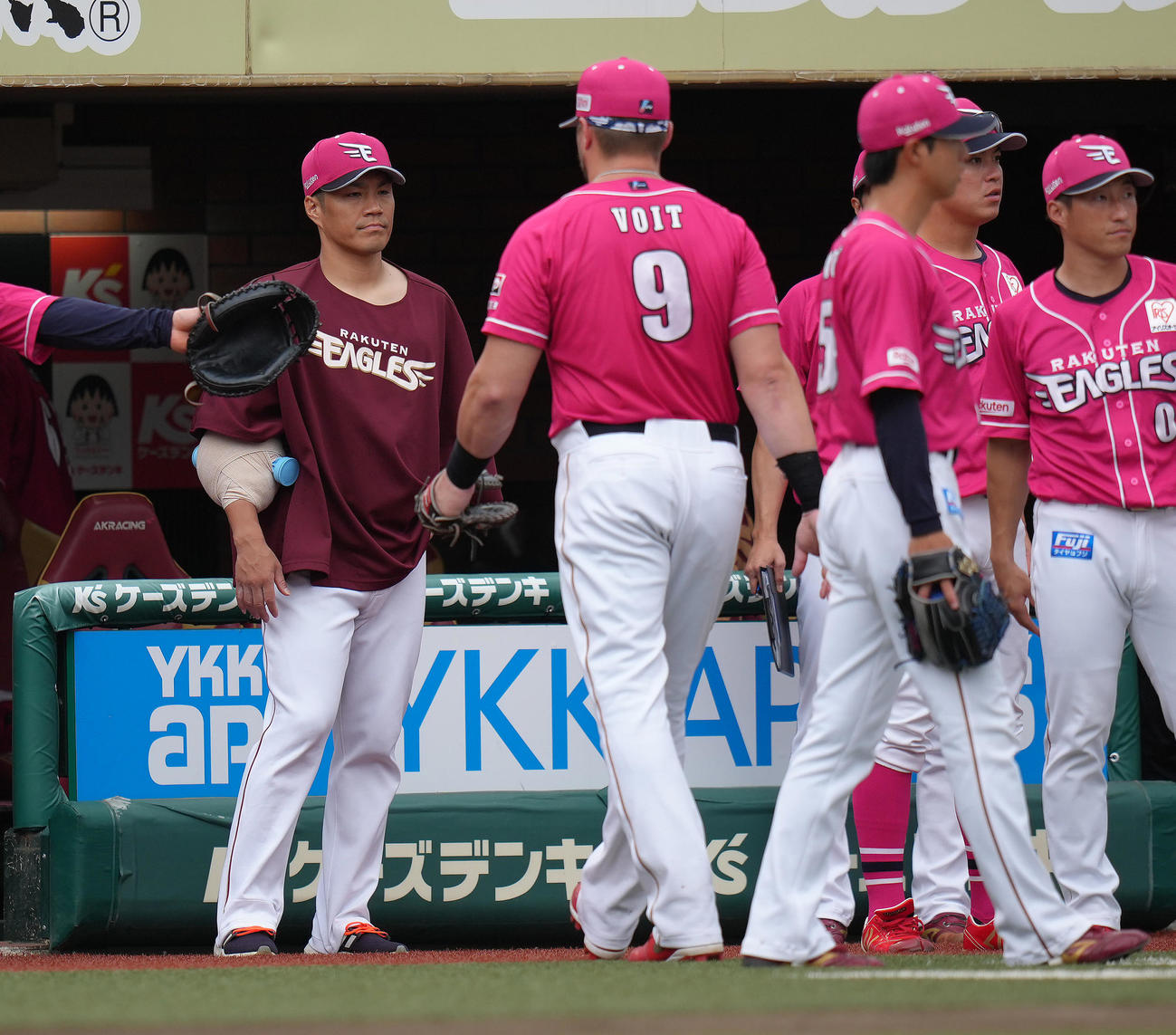楽天対オリックス　2回2失点でマウンドを降りた楽天先発の則本（左端）はベンチ前でナインを迎える（撮影・足立雅史）