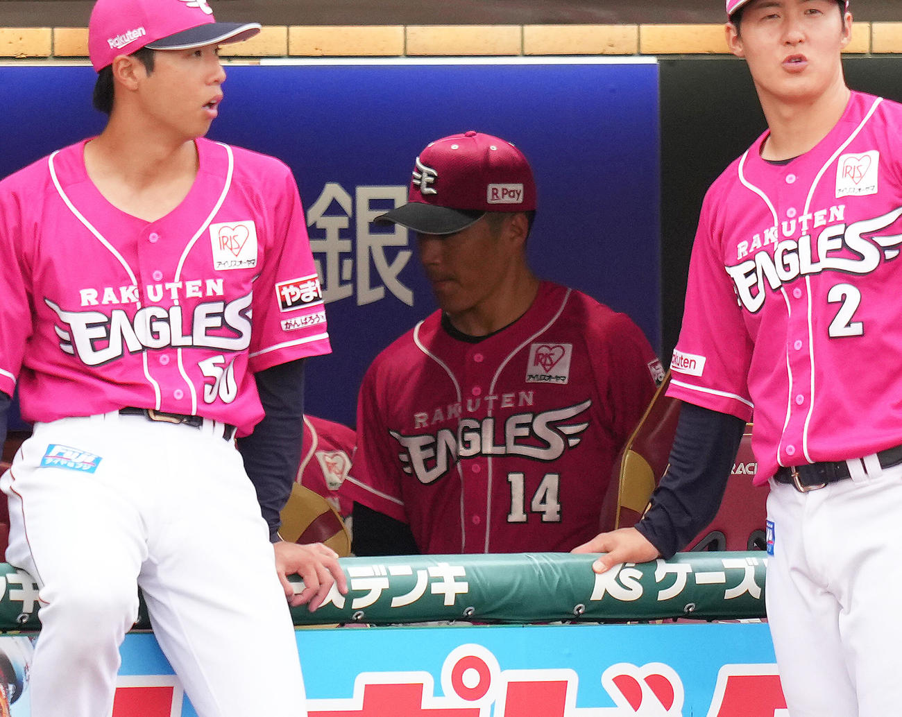 楽天対オリックス　2回2失点でマウンドを降りた楽天先発の則本（中央）（撮影・足立雅史）