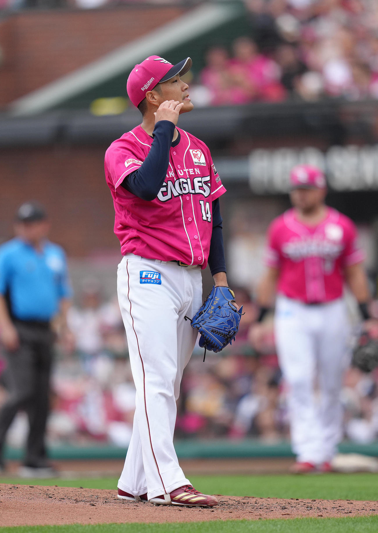 楽天対オリックス　2回表オリックス2死一、三塁、広岡に三塁適時内野安打を浴びた則本（撮影・足立雅史）