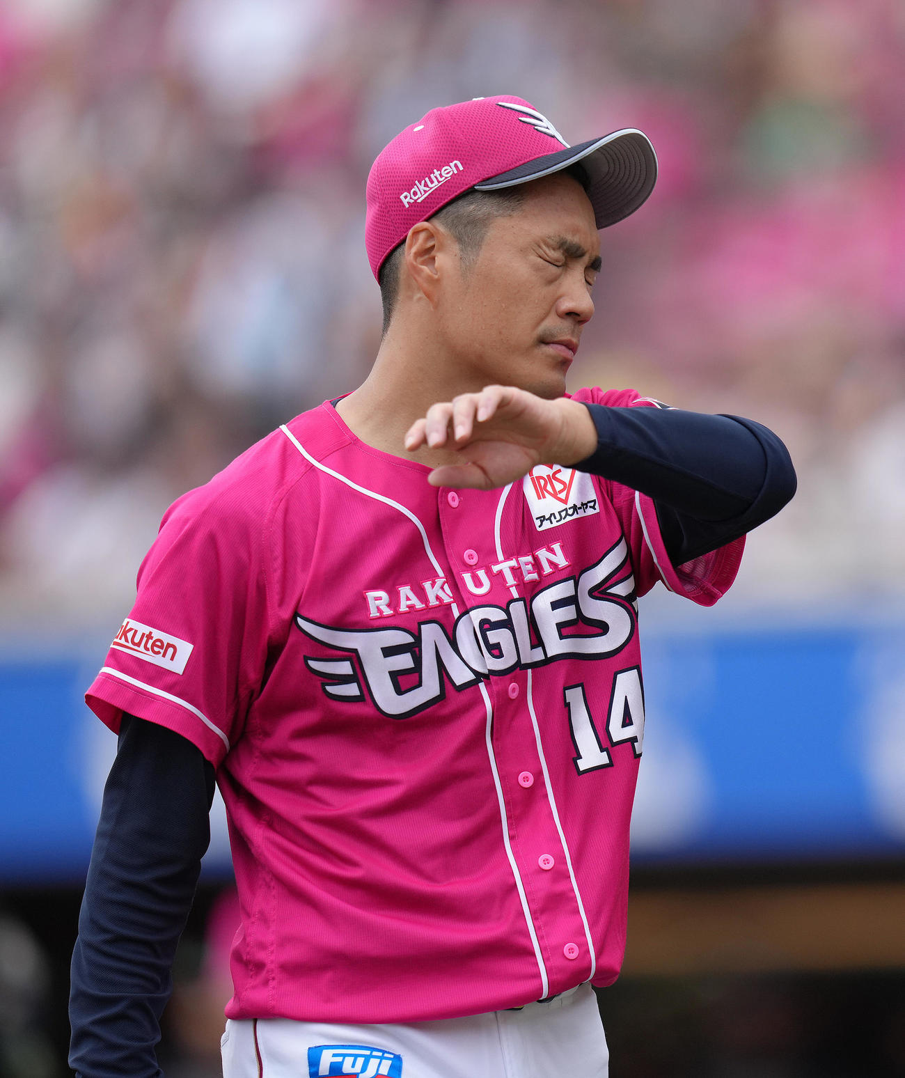 楽天対オリックス　2回を2失点で終え、厳しい表情でベンチに戻る楽天先発の則本（撮影・足立雅史）