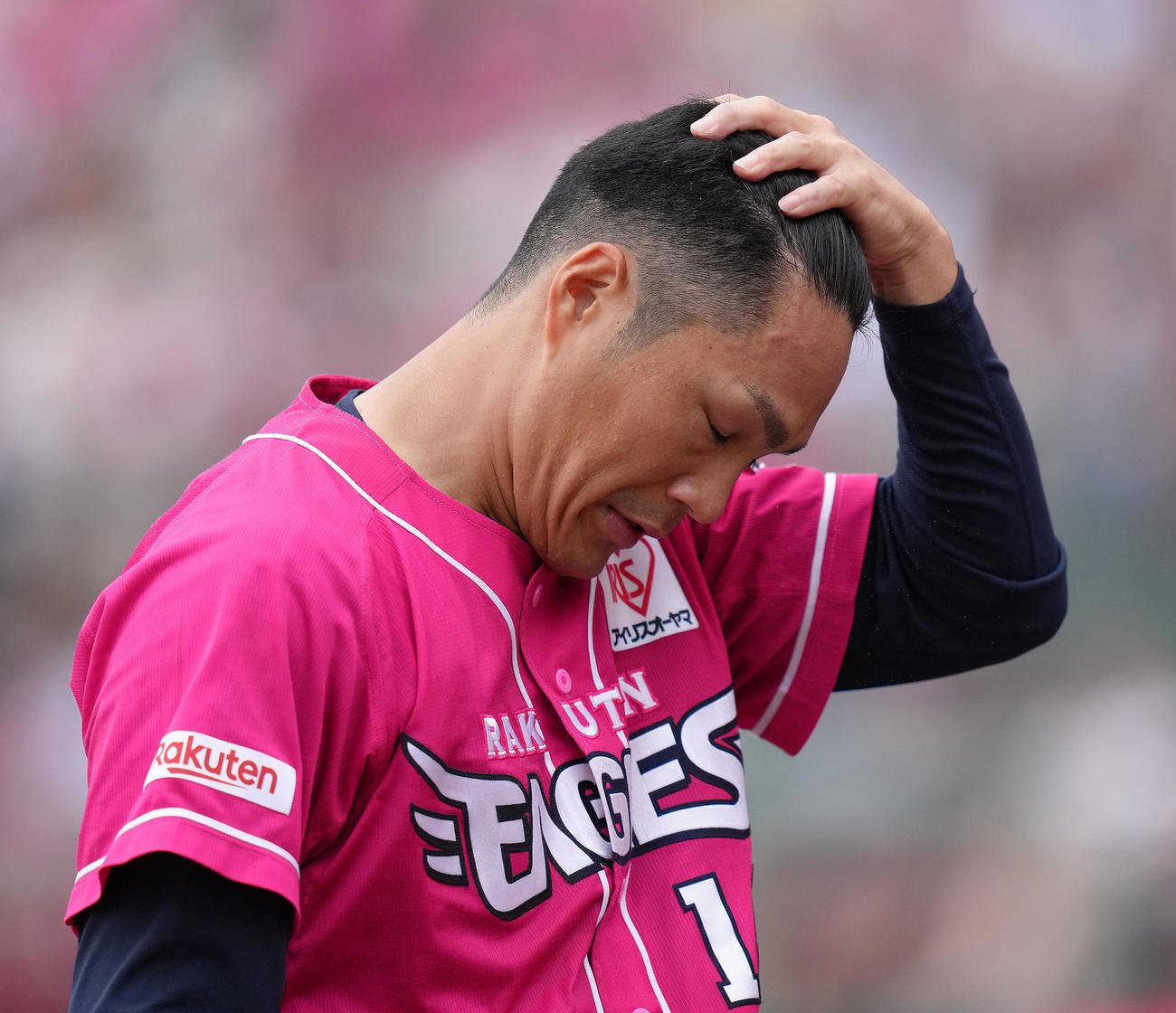 楽天対オリックス　2回を2失点で終え、厳しい表情でベンチに戻る楽天先発の則本（撮影・足立雅史）