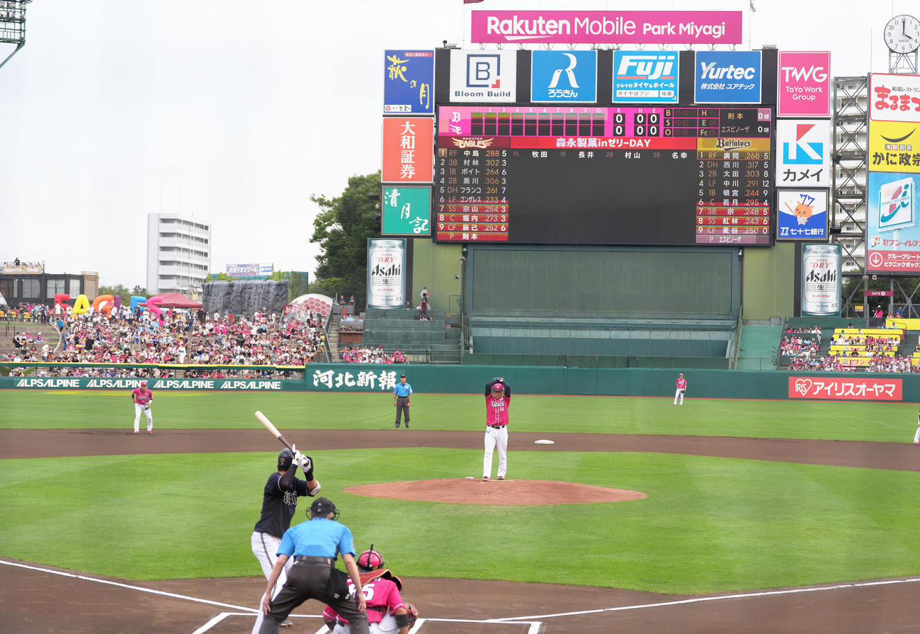 楽天対オリックス　684日ぶりの先発マウンドに上がる楽天則本（撮影・足立雅史）