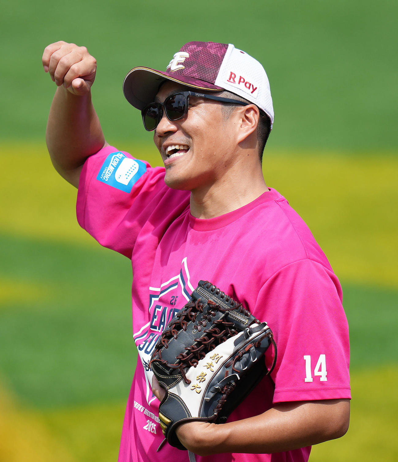 試合前、笑顔を見せる楽天則本（撮影・足立雅史）
