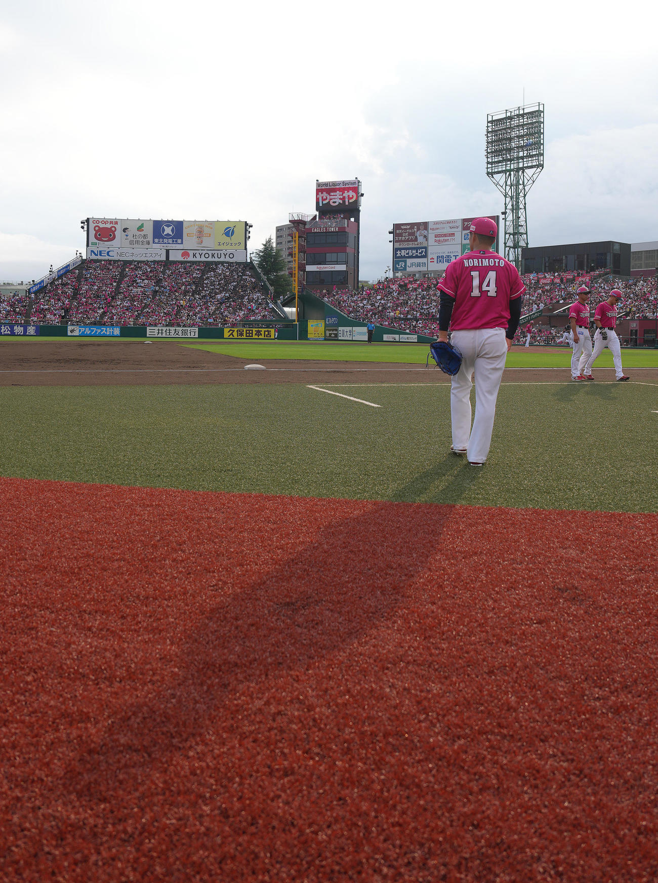 楽天対オリックス　マウンドへ向かう楽天則本（撮影・足立雅史）