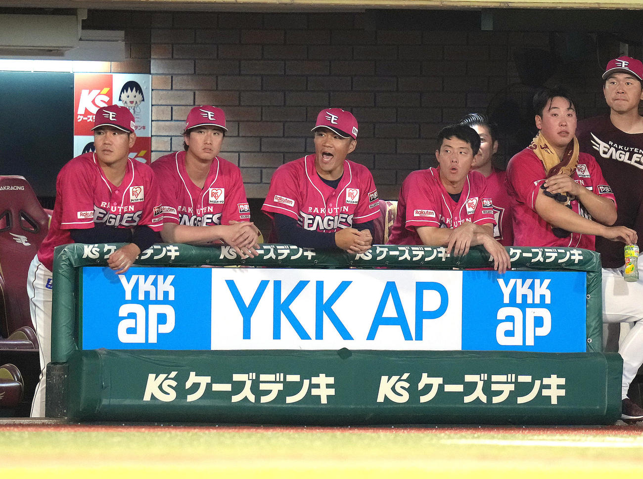 楽天対オリックス　ベンチから声を出す楽天則本（中央）（撮影・足立雅史）