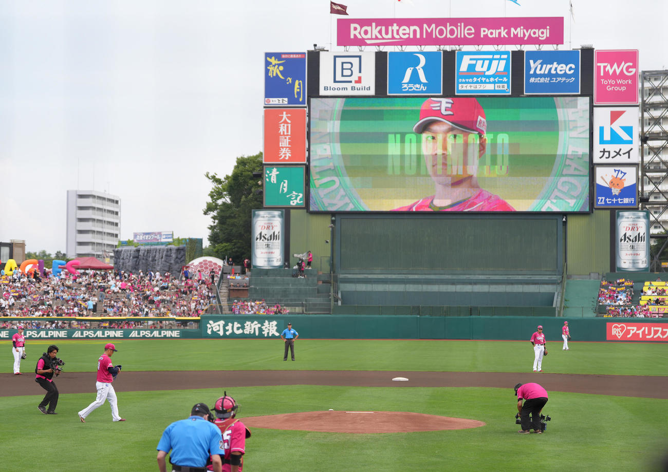 楽天対オリックス　684日ぶりの先発マウンドに上がる楽天則本（撮影・足立雅史）