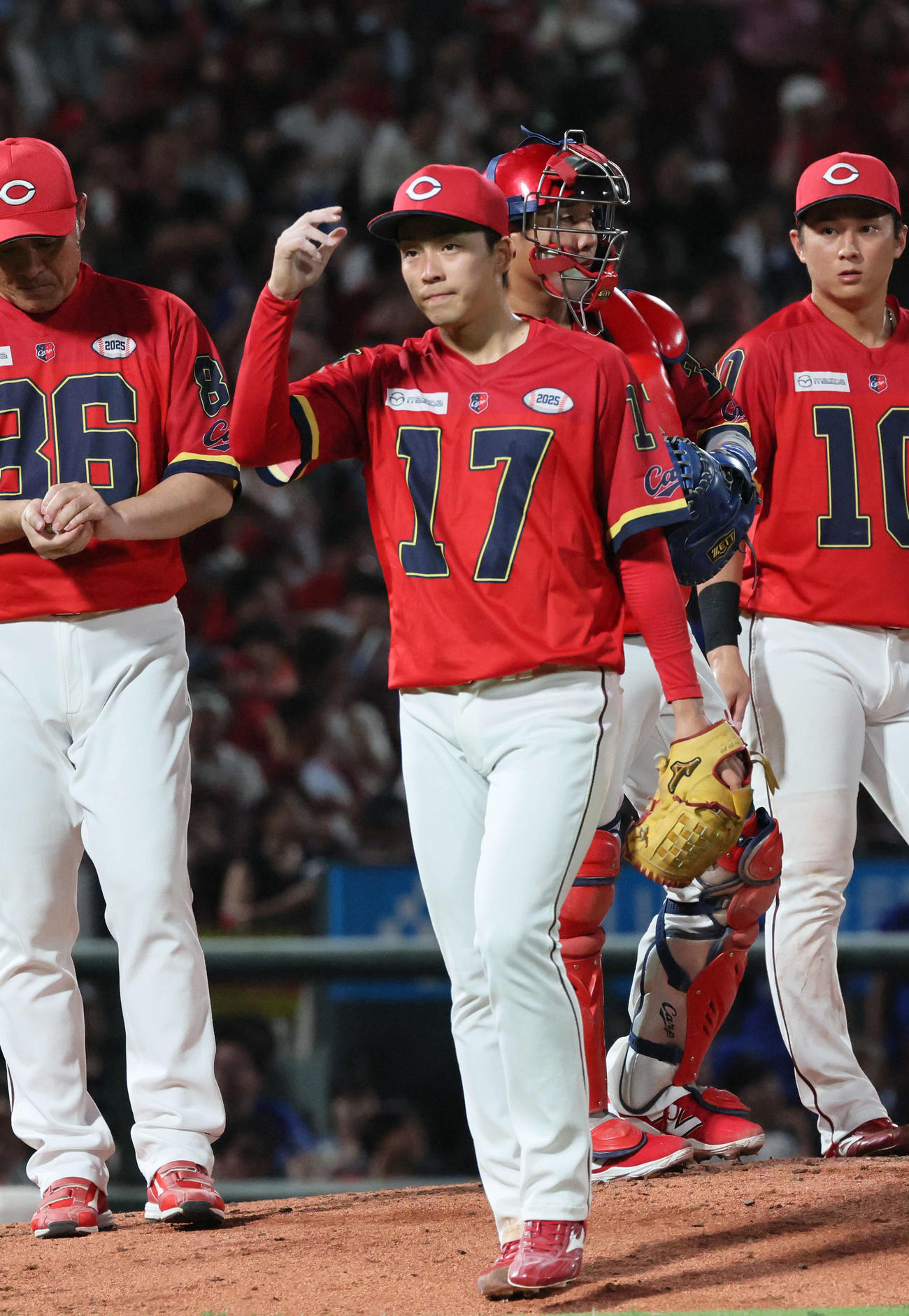 広島対中日　6回表中日1死、降板する常広（中央）（撮影・加藤孝規）