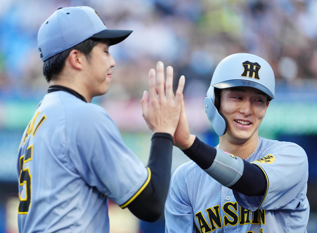 ヤクルト対阪神　3回表阪神2死一、二塁、中野の先制適時打で生還した小幡、左は才木（撮影・清水貴仁）