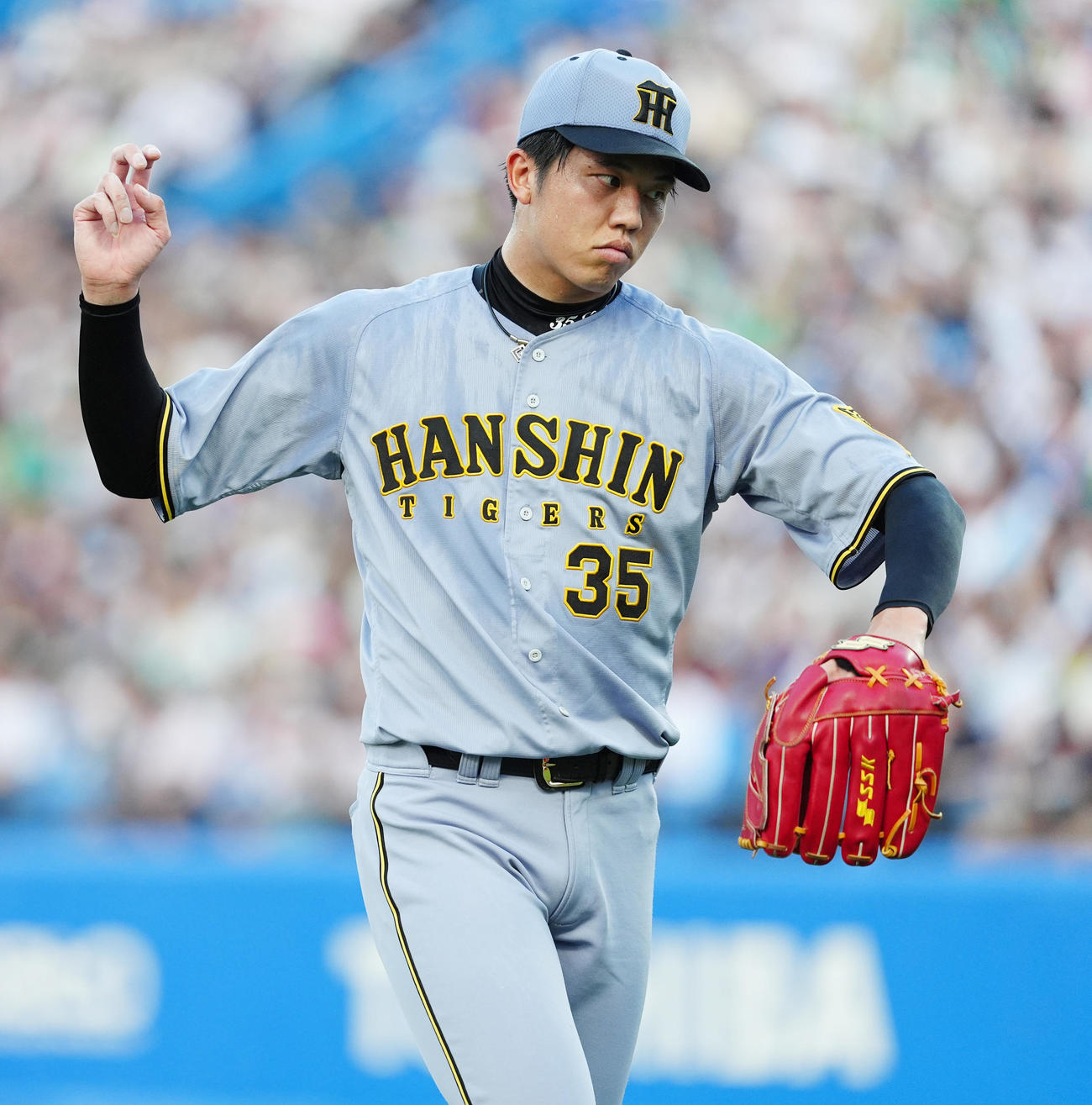 ヤクルト対阪神　2回を投げ終え投球フォームを確認しながらベンチに戻る才木（撮影・清水貴仁）