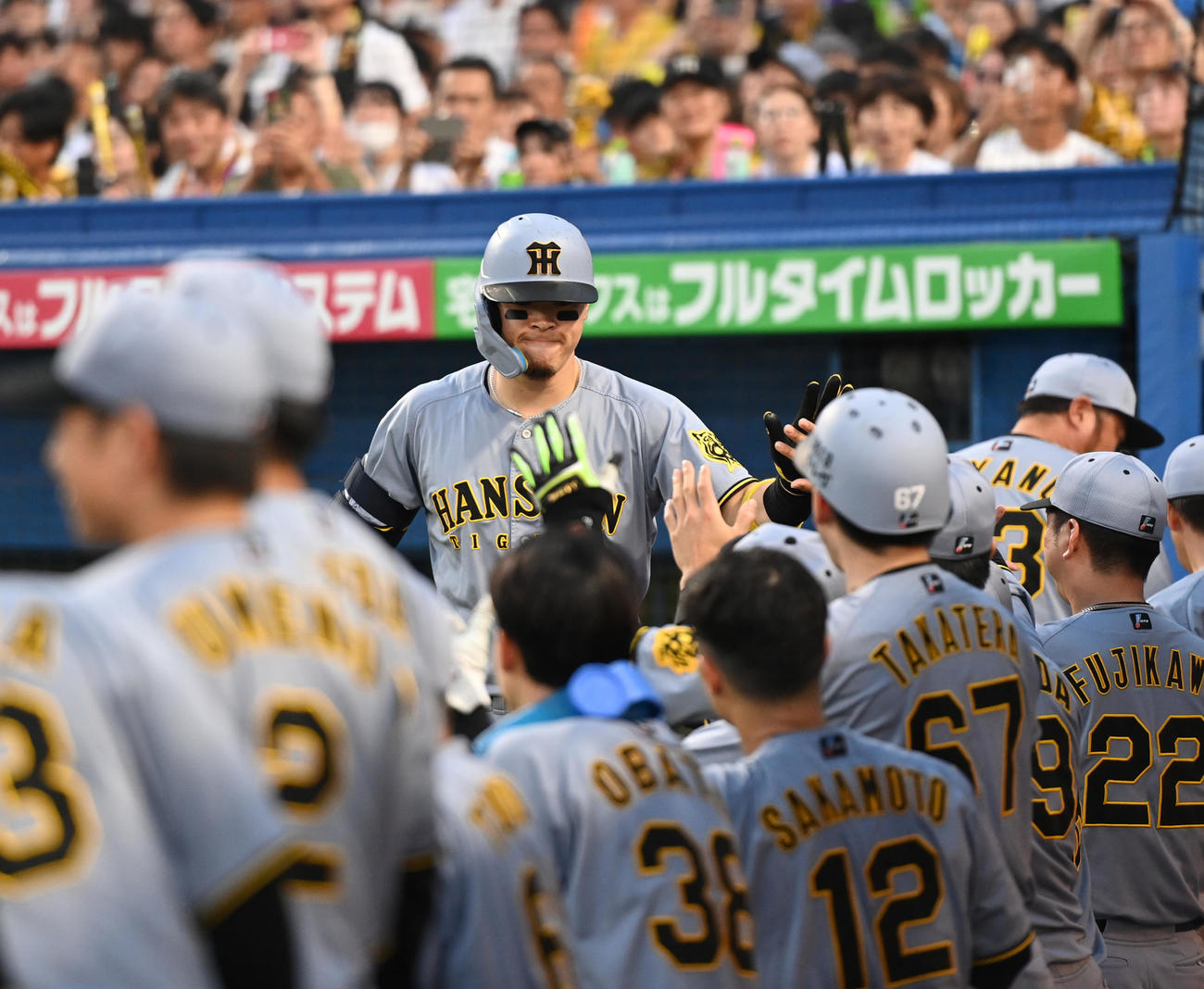 ヤクルト対阪神　4回表阪神無死、右越えソロ本塁打を放つ佐藤輝（撮影・清水貴仁）