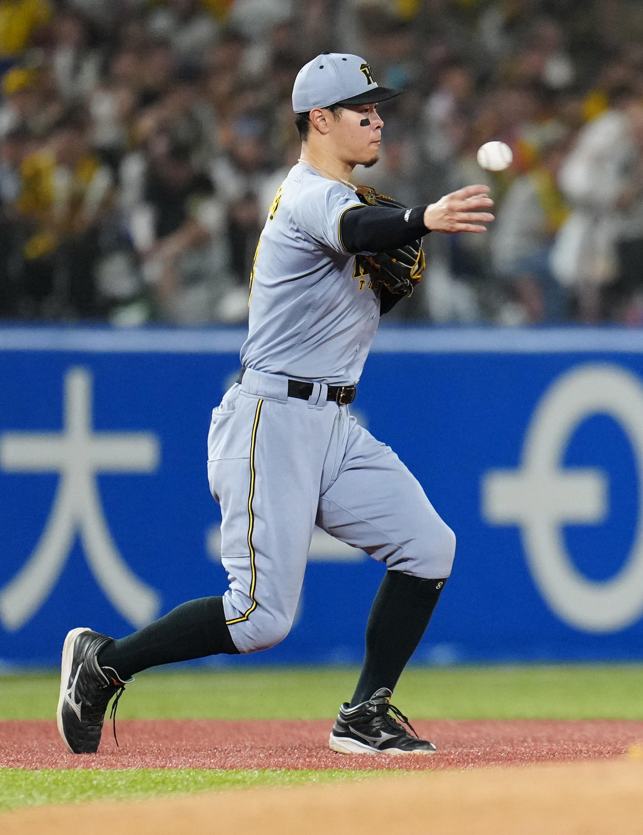 ヤクルト対阪神　7回裏ヤクルト無死一塁、古賀の打球を二塁へ送球する三塁手佐藤輝（撮影・鈴木みどり）
