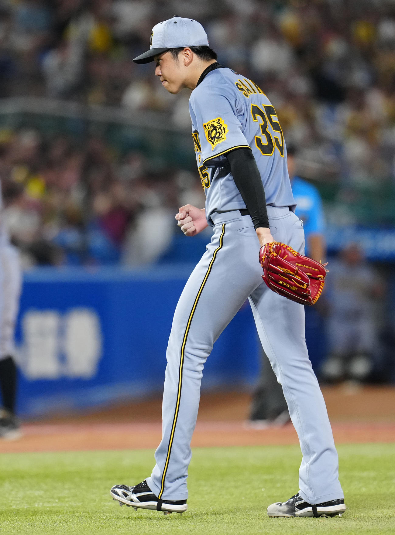 ヤクルト対阪神　7回裏ヤクルト2死、丸山和を二ゴロに仕留め、ガッツポーズする才木（撮影・鈴木みどり）