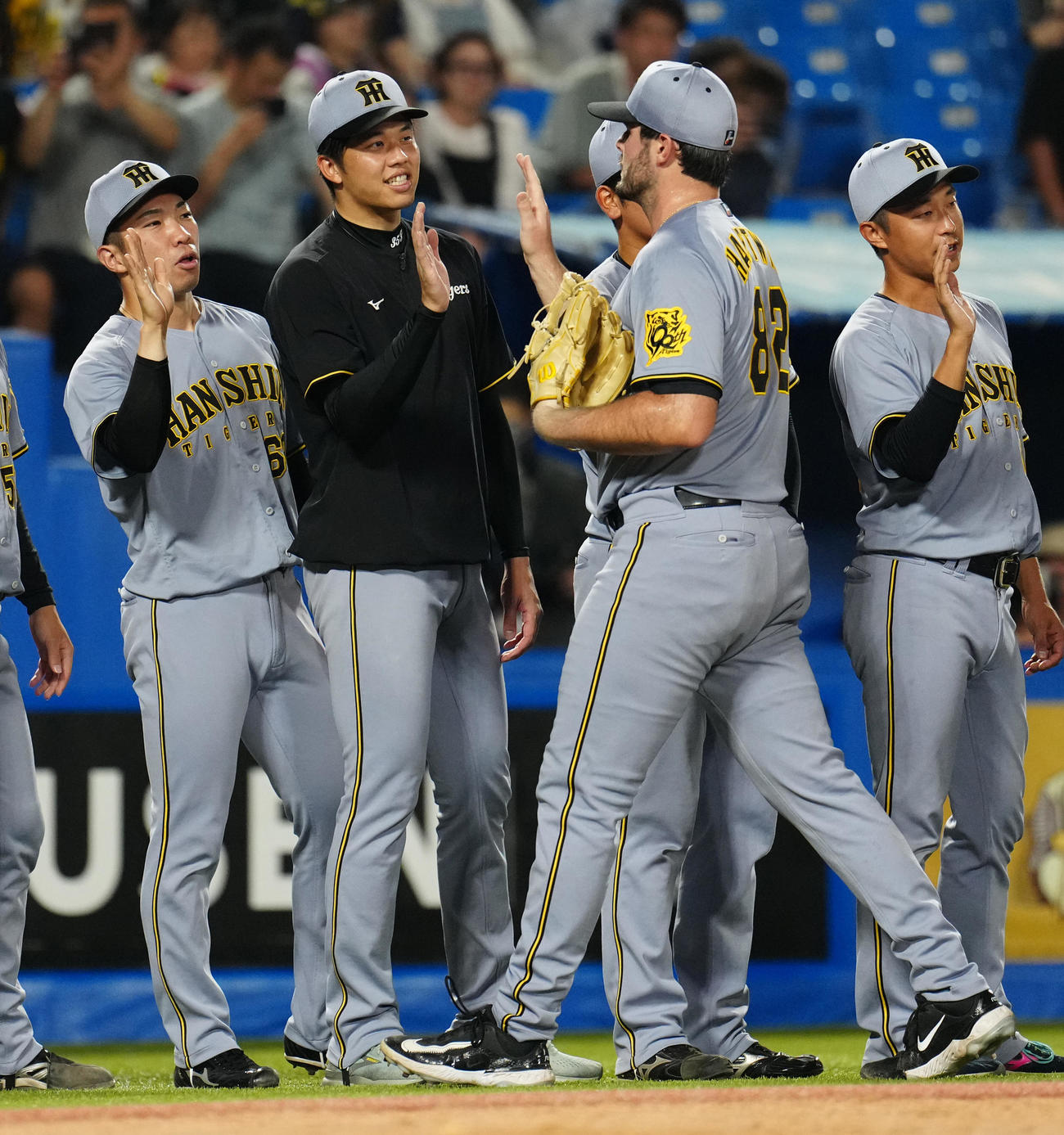 ヤクルト対阪神　ヤクルトに勝利し、ナインを笑顔で迎える阪神才木（左から2人目）（撮影・鈴木みどり）