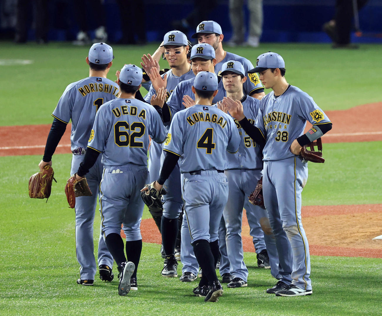 ヤクルト対阪神　快勝し、笑顔でハイタッチする中野（中央）ら阪神選手たち（撮影・浅見桂子）