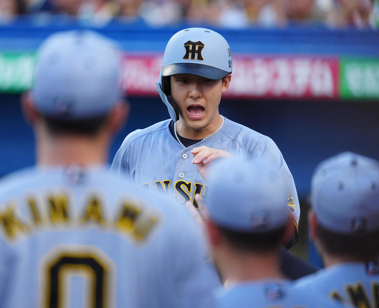 ヤクルト対阪神　3回表阪神2死一、二塁、中野の先制適時打で生還した小幡（撮影・清水貴仁）