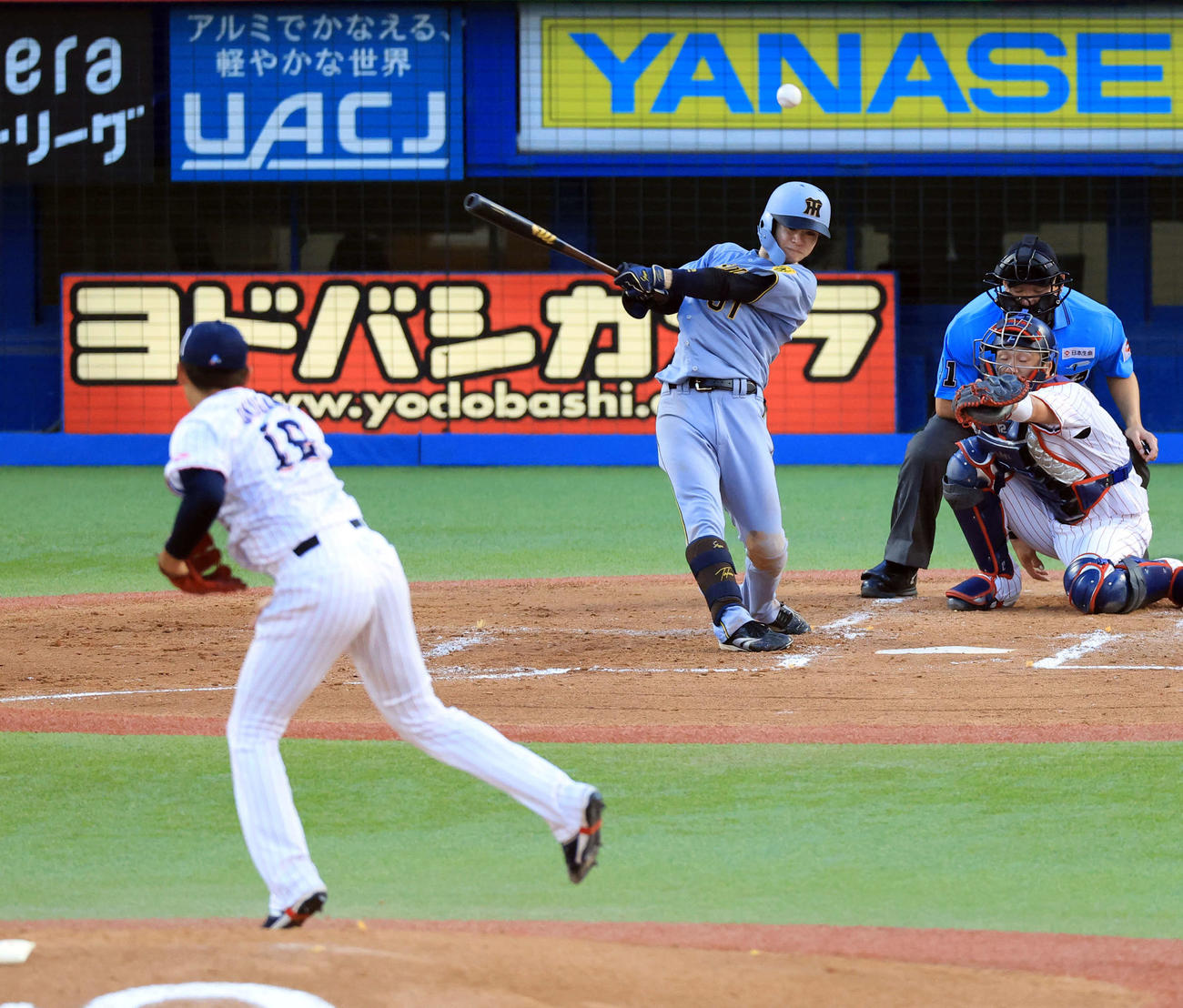 ヤクルト対阪神　3回表阪神2死一、二塁、中野は先制適時打を放つ。投手奥川（撮影・浅見桂子）