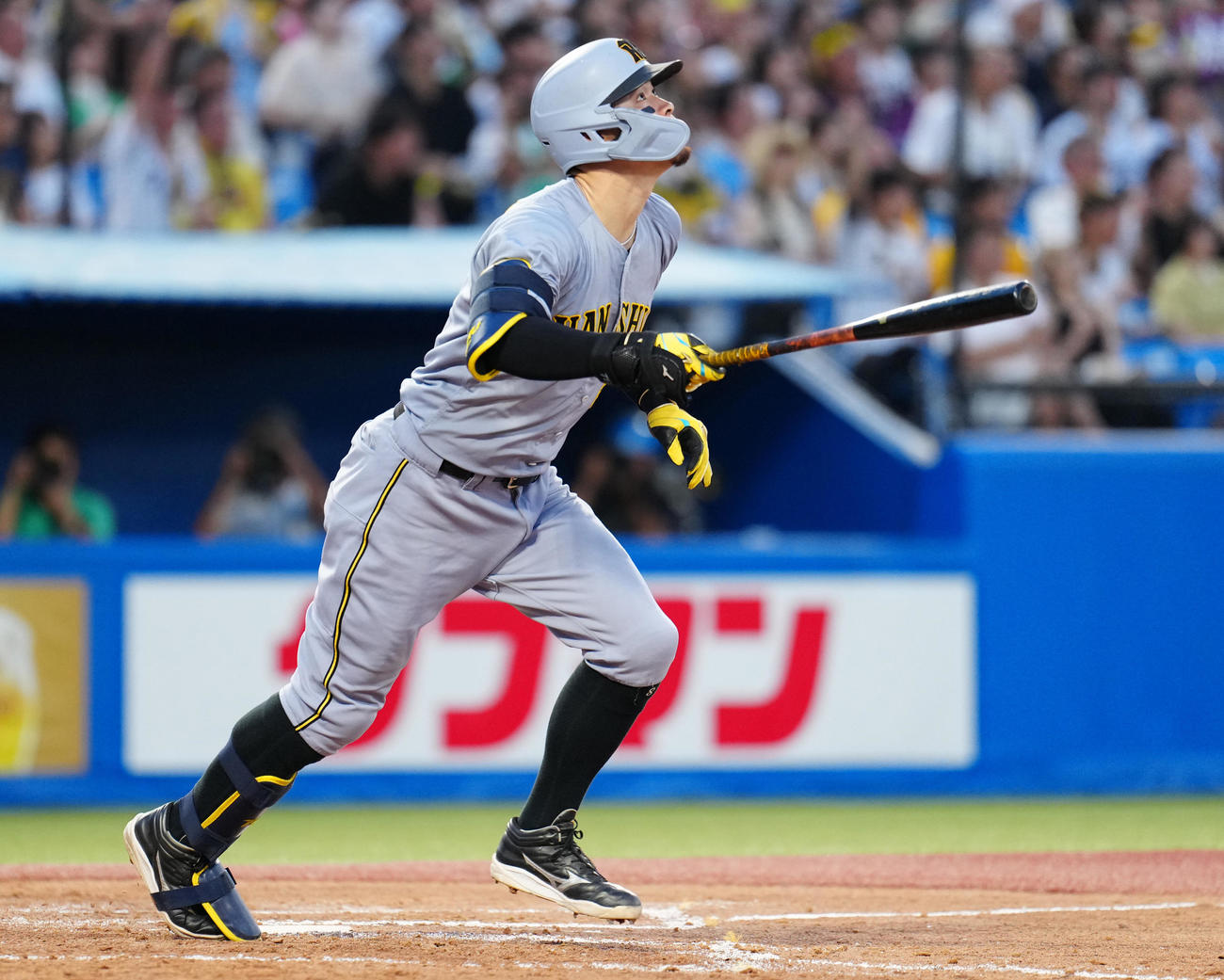 ヤクルト対阪神　4回表阪神無死、右越えソロ本塁打を放つ佐藤輝（撮影・鈴木みどり）