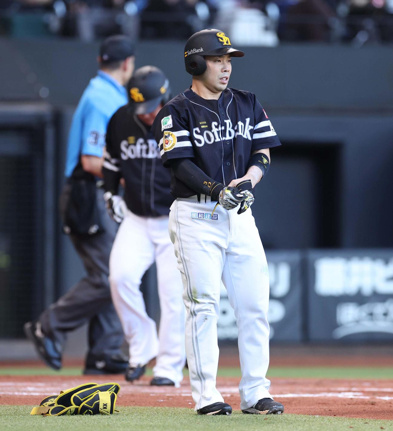 日本ハム対ソフトバンク　3回表ソフトバンク2死二塁、申告敬遠される近藤。後方は打席に向かう山川（撮影・黒川智章）