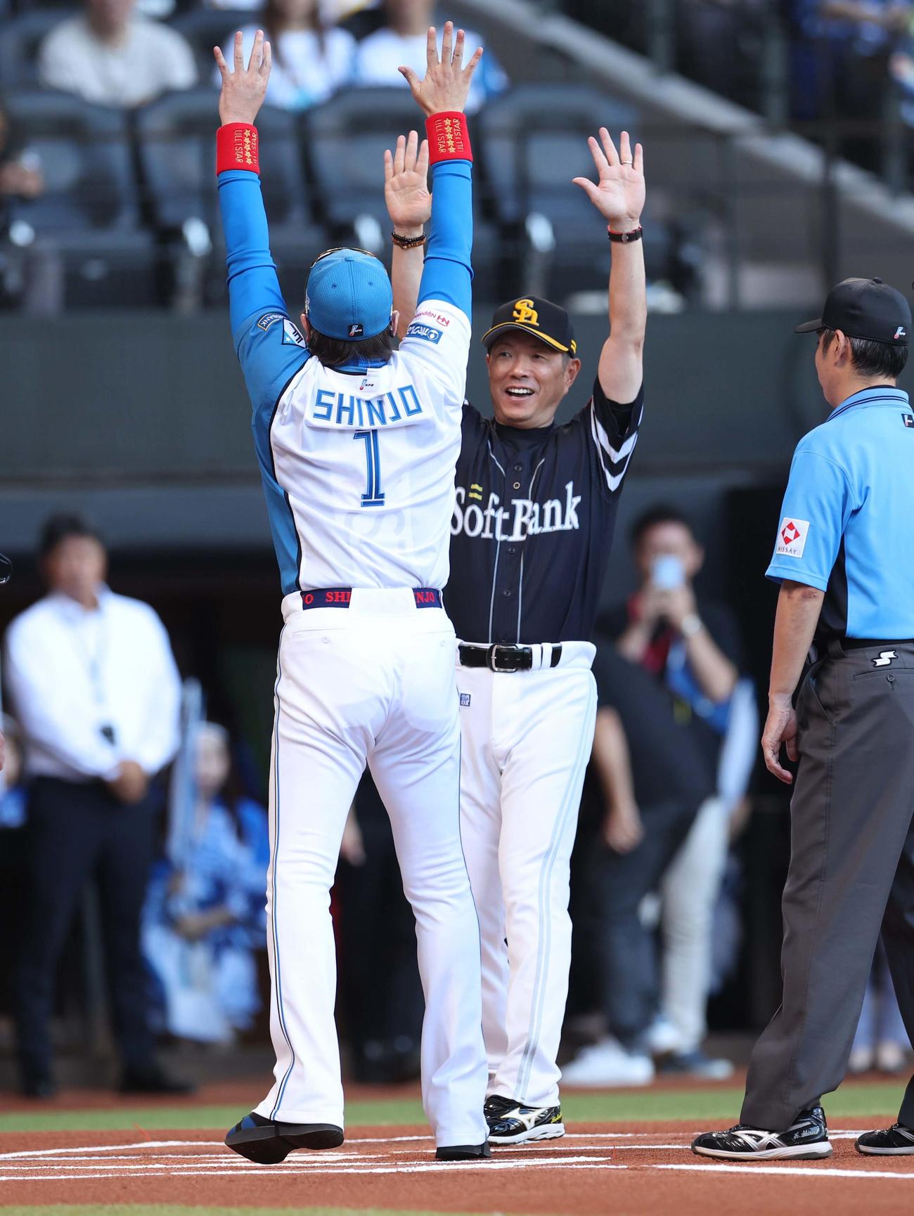日本ハム対ソフトバンク　メンバー表交換で小久保監督と両手ハイタッチする新庄監督（撮影・黒川智章）