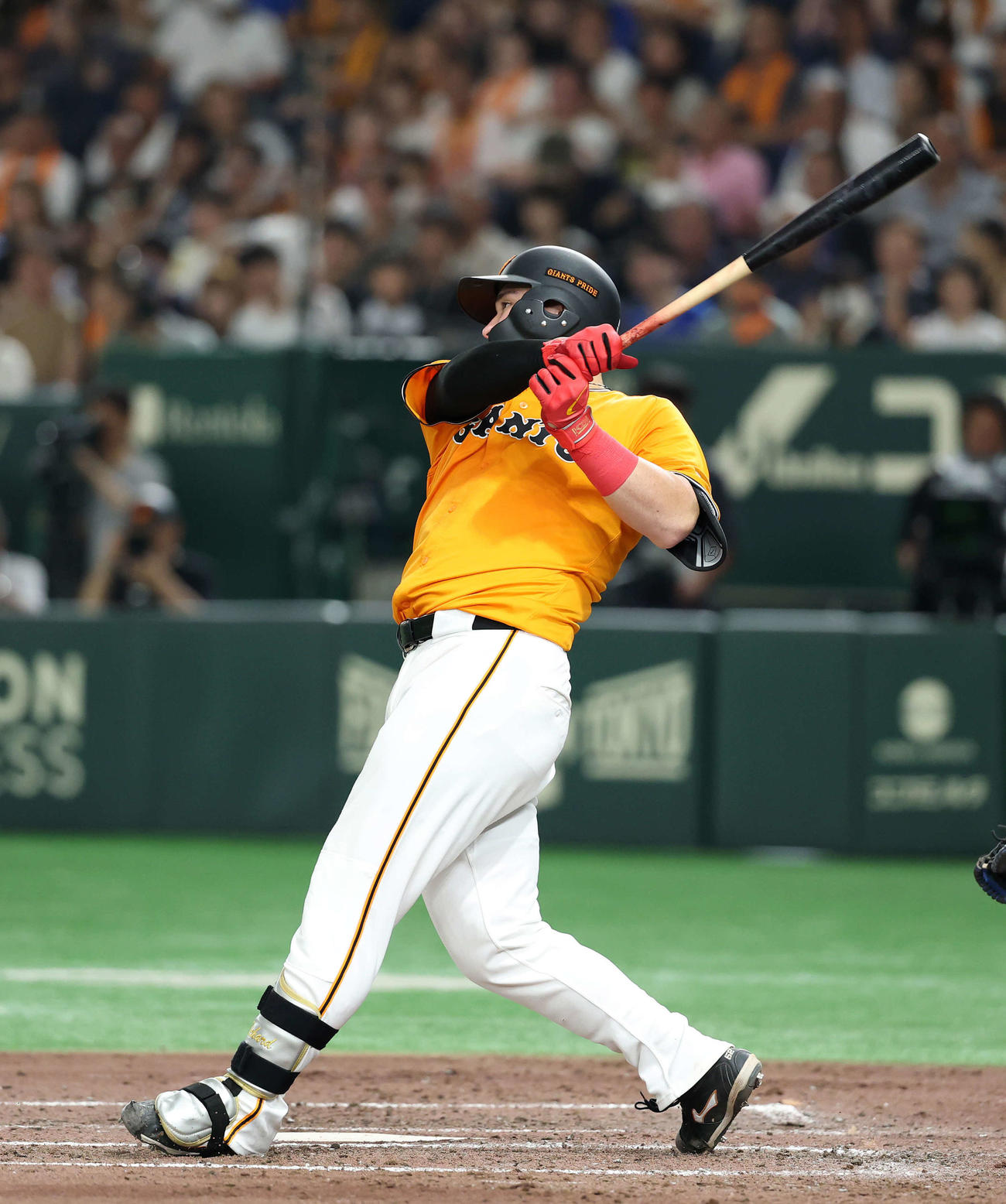 巨人対DeNA 5回裏巨人2死、リチャードは左中間ソロ本塁打を放つ（撮影・鈴木正人）