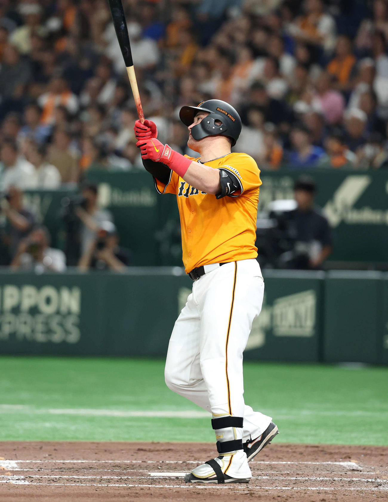 巨人対DeNA 5回裏巨人2死、リチャードは左中間ソロ本塁打を放つ（撮影・鈴木正人）