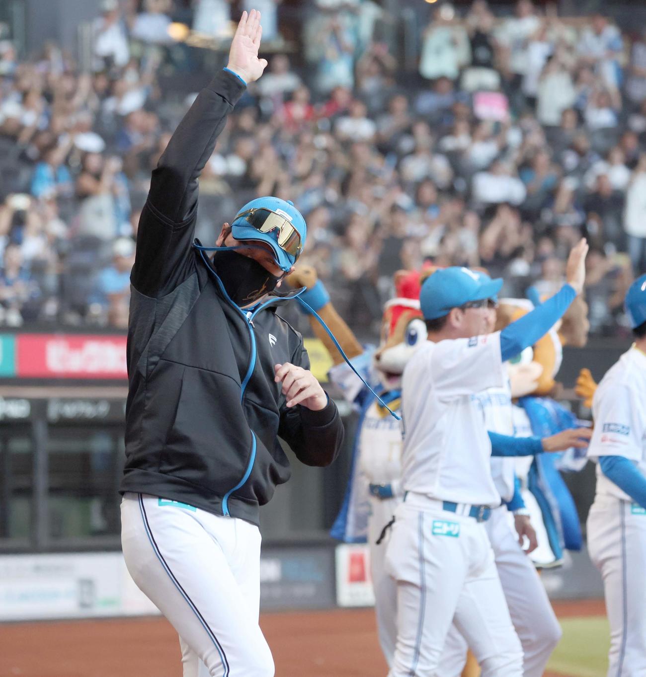 日本ハム対ソフトバンク　サヨナラ勝ちで喜ぶ新庄監督（撮影・黒川智章）