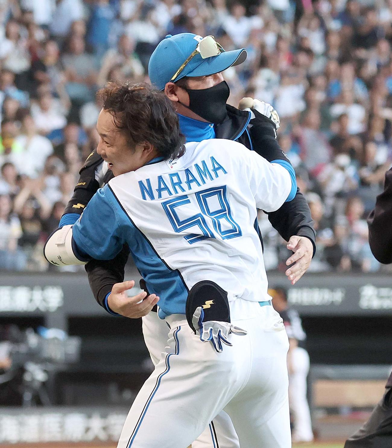 日本ハム対ソフトバンク　サヨナラ打を放った奈良間と抱き合う新庄監督（撮影・黒川智章）