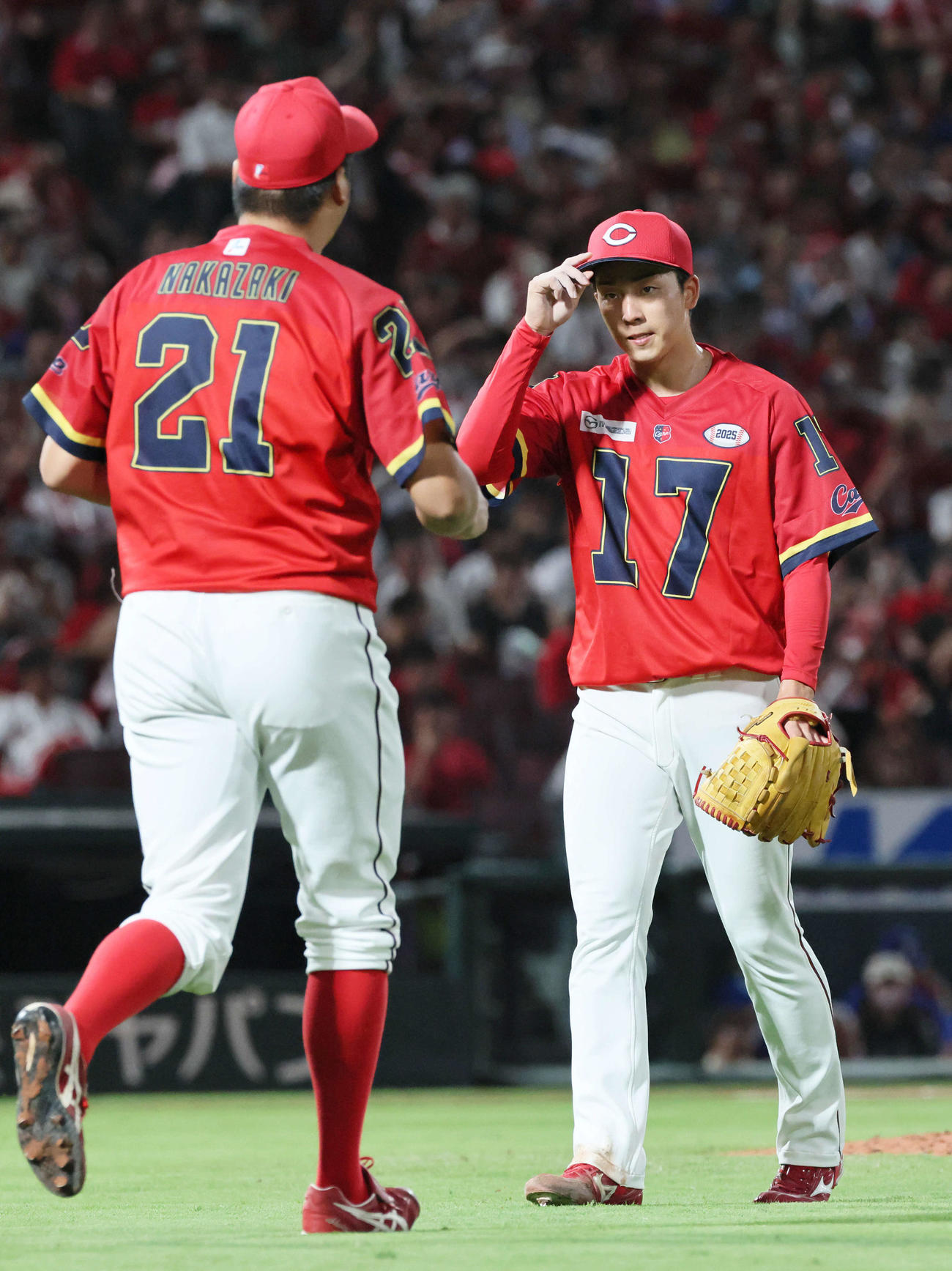 広島対中日　6回表中日1死、降板する常広。左は中崎（撮影・加藤孝規）