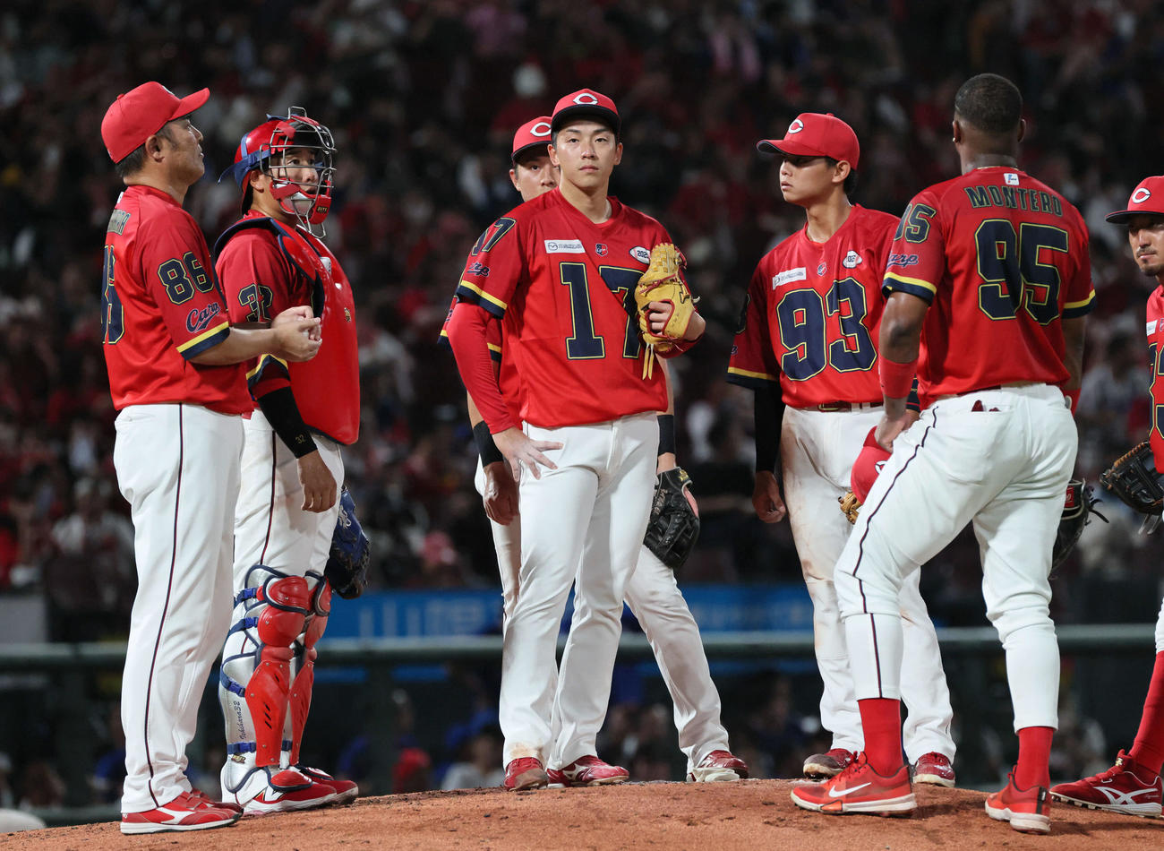 広島対中日　6回表中日1死、降板する常広（中央）（撮影・加藤孝規）