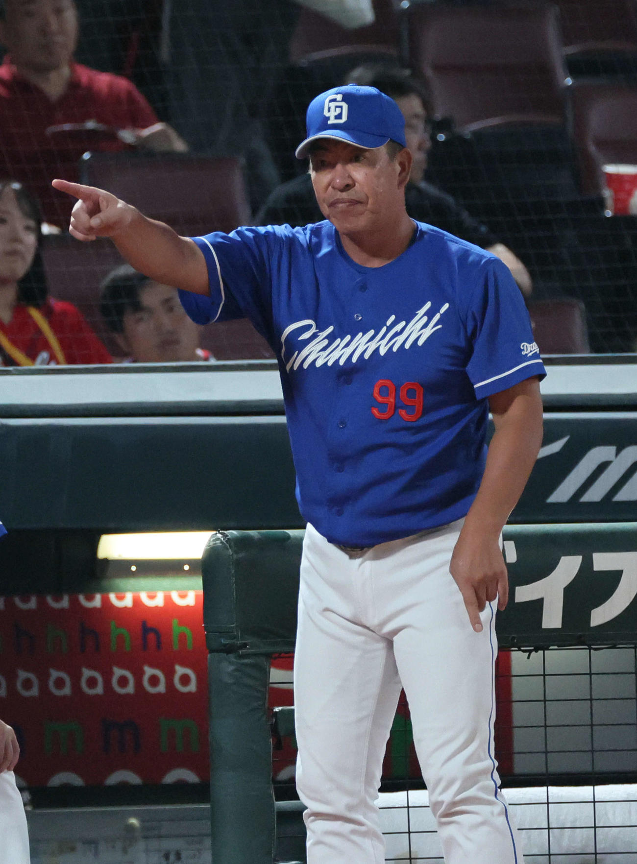 広島対中日　6回表中日、交代を告げる井上監督（撮影・加藤孝規）