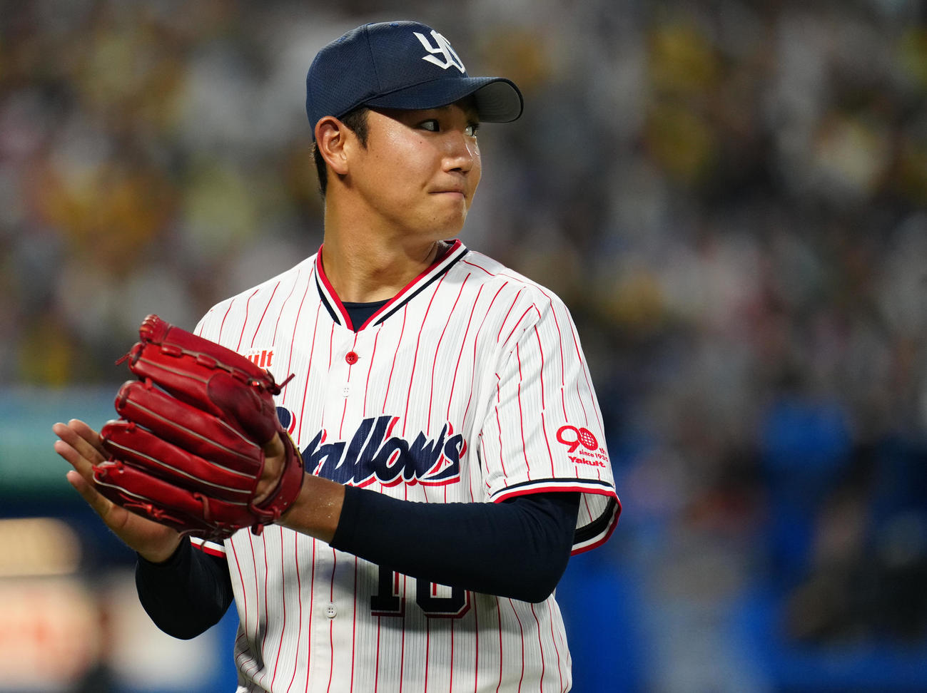ヤクルト対阪神　5回表を終え、グラブをたたくヤクルト奥川（撮影・鈴木みどり）