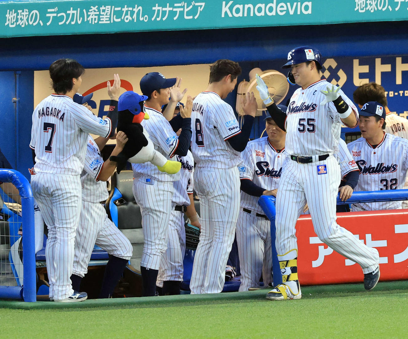 ヤクルト対阪神　4回裏ヤクルト無死、村上は左越えソロ本塁打を放ちポーズをとってナインとハイタッチ（撮影・浅見桂子）