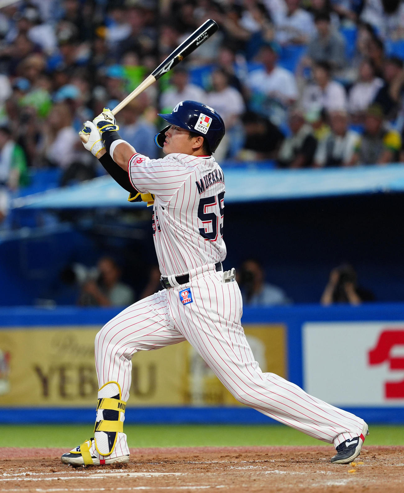 ヤクルト対阪神　4回裏ヤクルト無死、左越えソロ本塁打を放つ村上（撮影・清水貴仁）