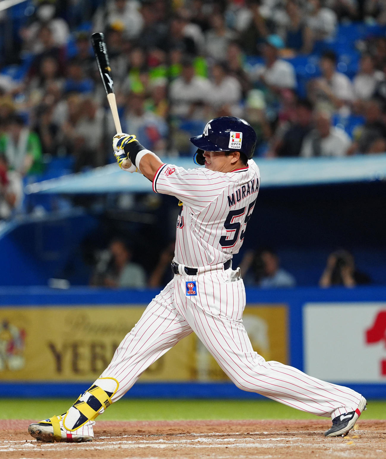 ヤクルト対阪神　8回裏ヤクルト1死、中越え二塁打を放つ村上（撮影・清水貴仁）