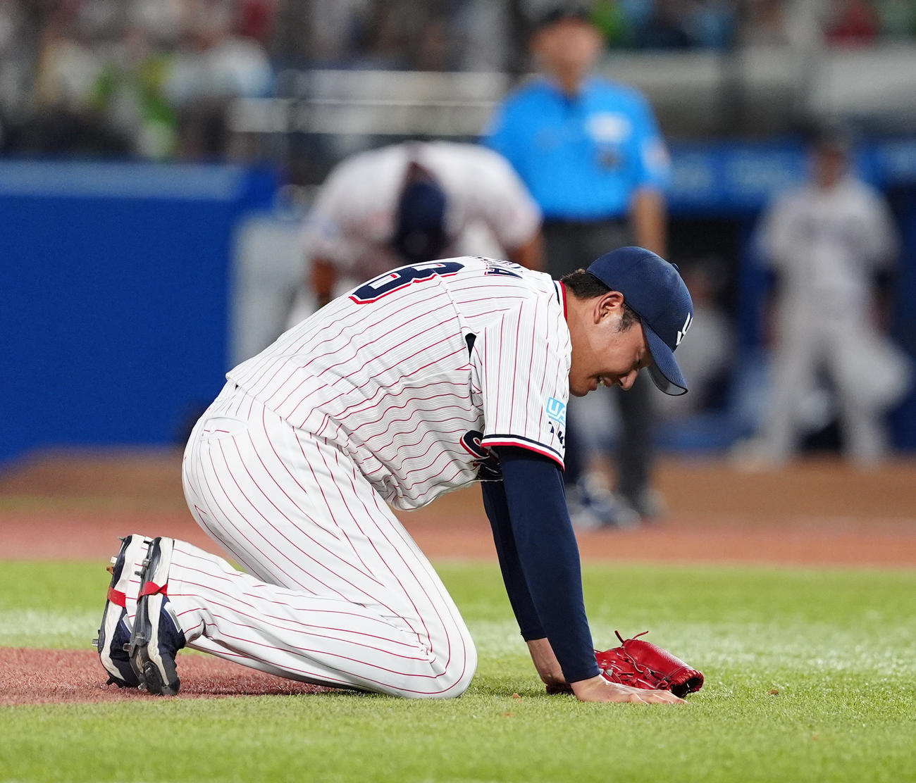 ヤクルト対阪神　6回表阪神2死満塁、才木に押し出し四球を選ばれがっくりする奥川（撮影・清水貴仁）