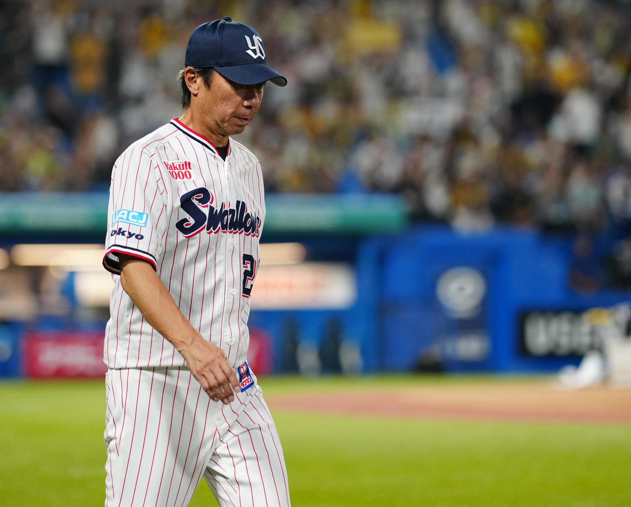 ヤクルト対阪神　阪神に敗れ、うつむきながら引き揚げるヤクルト高津監督（撮影・鈴木みどり）