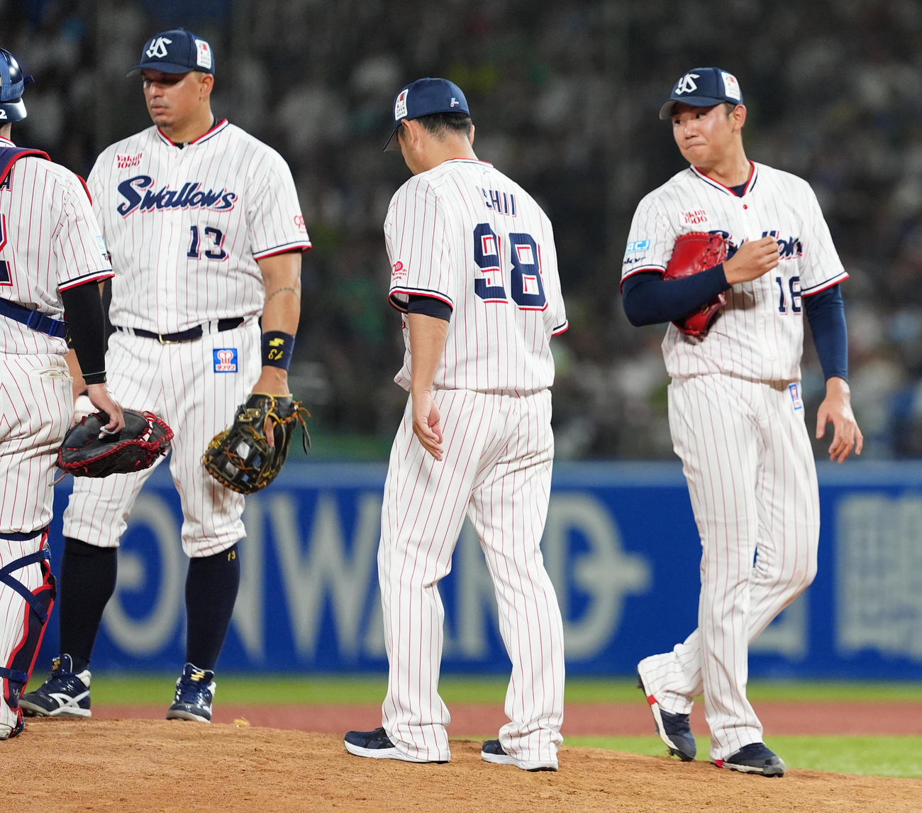 ヤクルト対阪神　7回表阪神1死一、二塁、降板となる奥川（右）（撮影・清水貴仁）