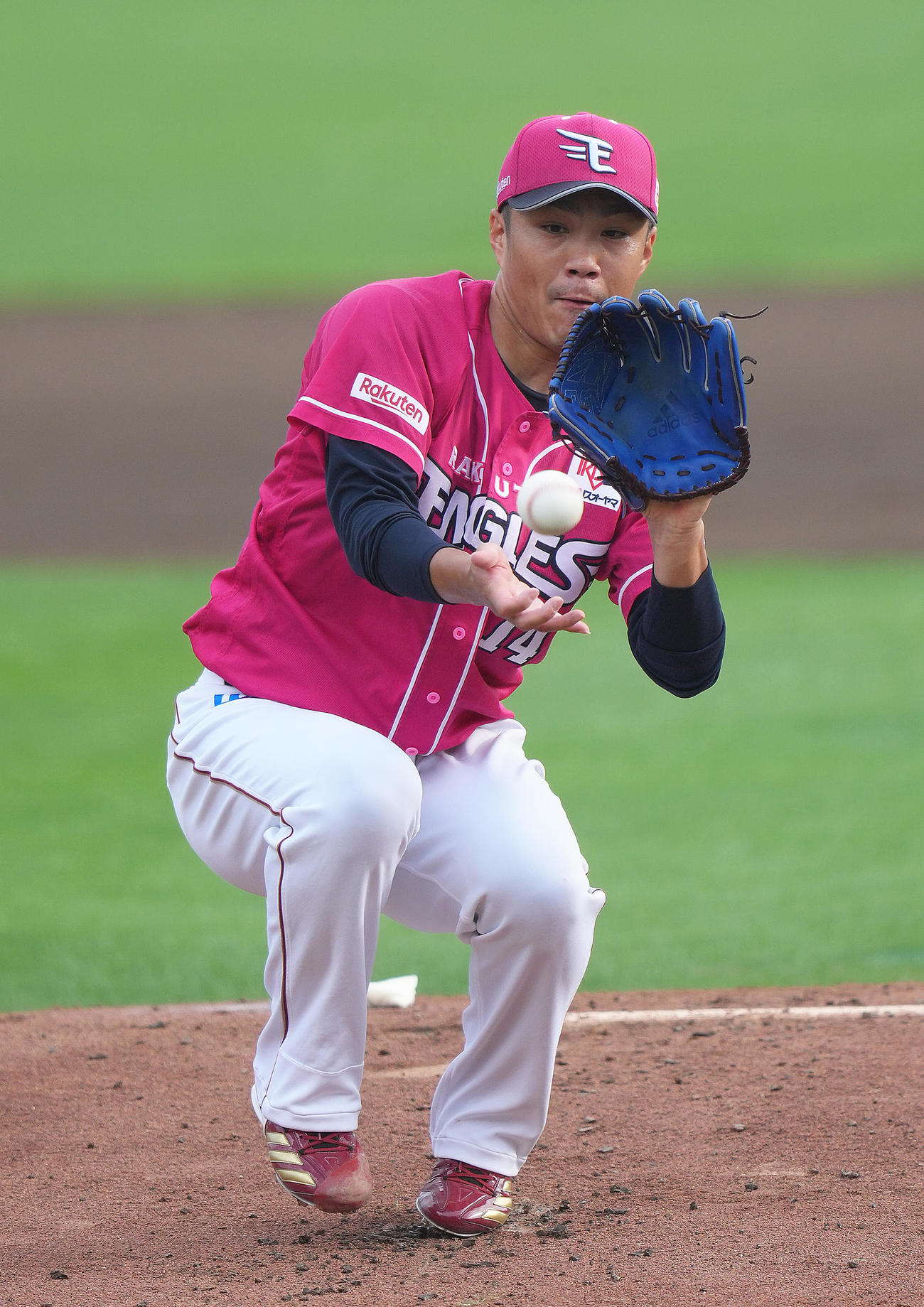 楽天対オリックス　1回表オリックス1死一塁、太田の打球を捕球し投ゴロとする則本（撮影・足立雅史）