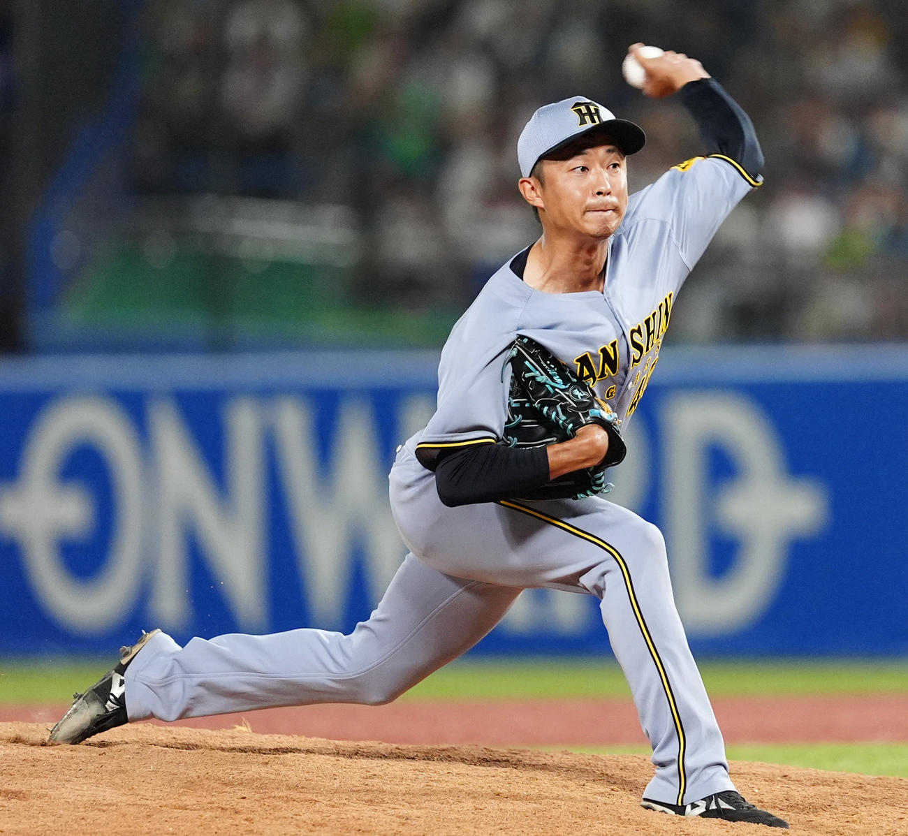 ヤクルト対阪神　8回ヤクルト2死、2番手で登板する阪神島本（撮影・清水貴仁）