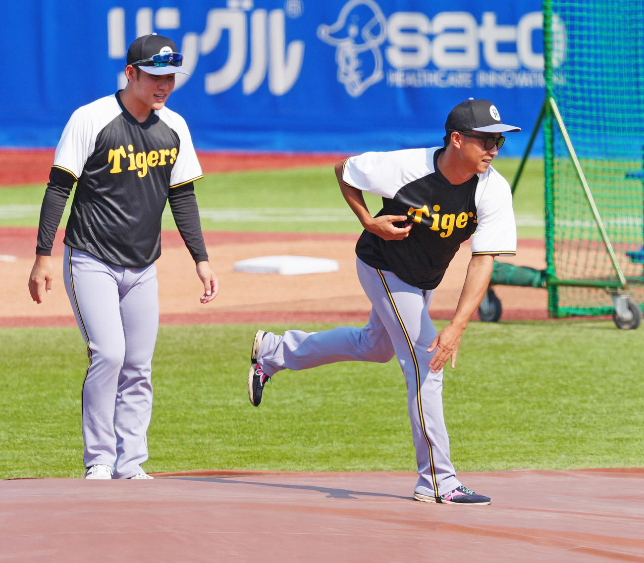 ヤクルト対阪神　1軍に合流した阪神富田（左）と島本は神宮のマウンドを確かめる（撮影・清水貴仁）
